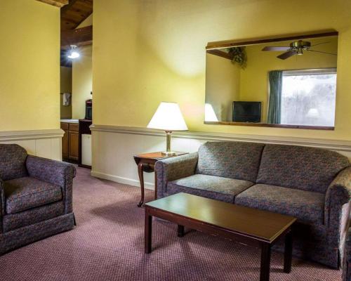 Rodeway Inn & Suites Plymouth Hwy 64