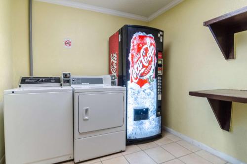 Rodeway Inn & Suites Jacksonville near Camp Lejeune - image 5