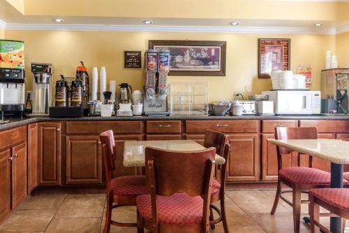 Rodeway Inn & Suites Jacksonville near Camp Lejeune - image 7