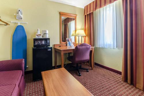 Rodeway Inn & Suites Jacksonville near Camp Lejeune