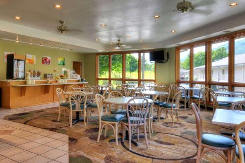 Quality Inn Cherokee Riverside - 레스토랑