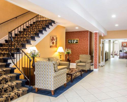 Econo Lodge Lakes Region - image 8