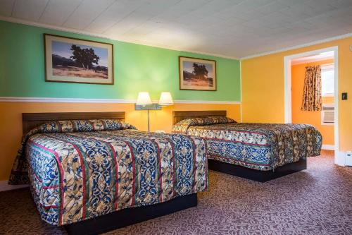 Queen Room with Two Queen Beds - Non-Smoking
