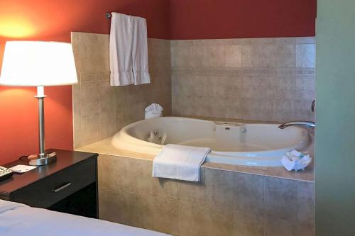 Clarion Hotel & Conference Center Toms River - image 5