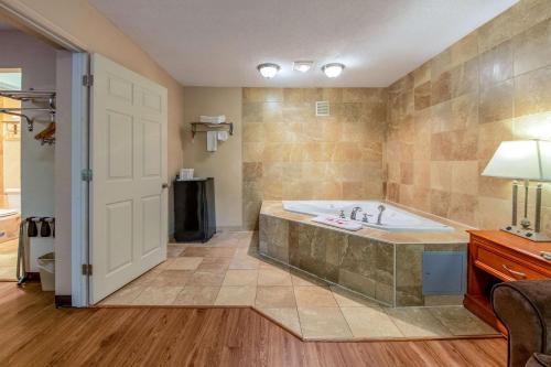 Econo Lodge Mount Laurel - image 12