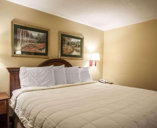 Econo Lodge Newton - main image