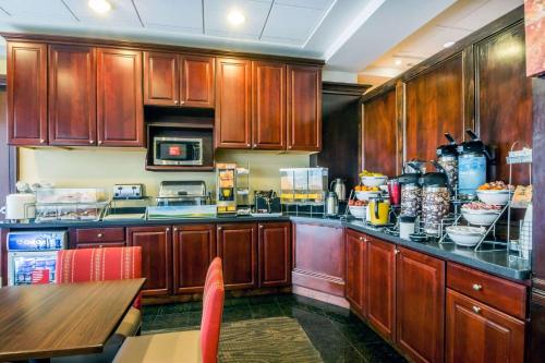 阿弗奈尔康福特套房酒店