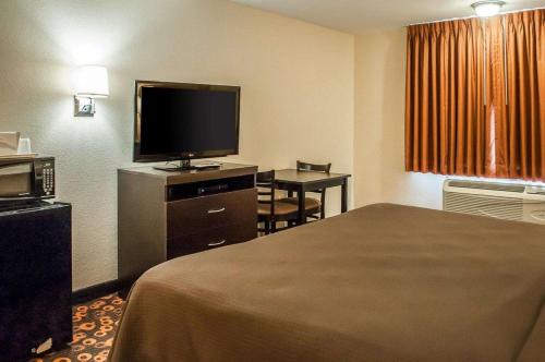 Econo Lodge Inn & Suites Santa Fe - image 6
