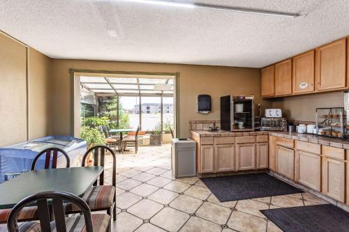Rodeway Inn Farmington - image 4