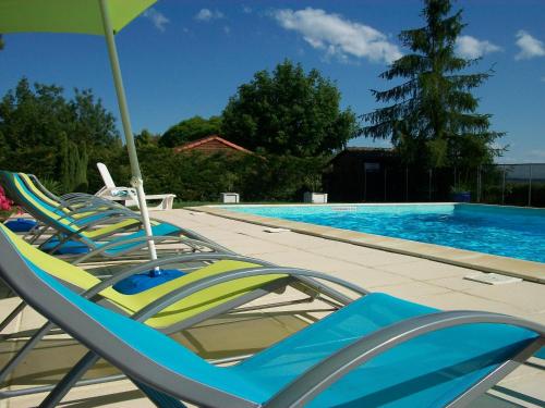 Swimming pool, Les Chalets des Mousquetaires in Auch