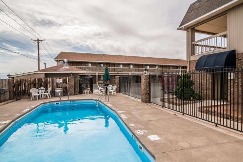 Quality Inn & Suites Near White Sands National Park