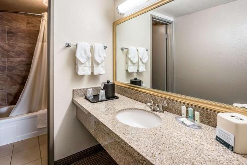 Quality Inn and Suites Reno - image 12