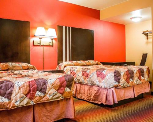 Rodeway Inn Macarthur Airport - image 2
