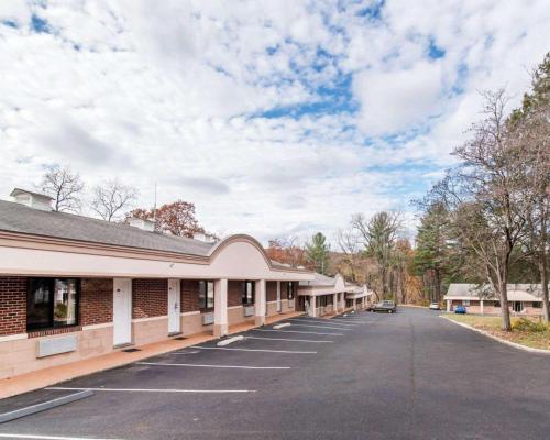 Rodeway Inn Skytop - image 8