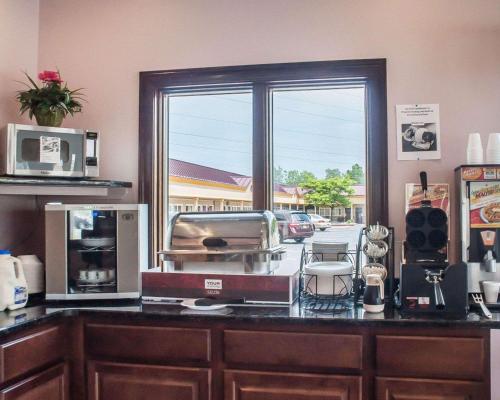 Amherst Inn & Suites - main image