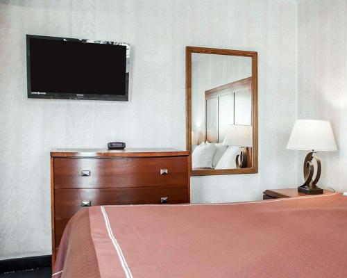 Castle Inn & Suites Niagara Falls Located in Niagara Falls International Airport, Rodeway Inn & Suites Niagara Falls is a perfect starting point from which to explore Niagara Falls (NY). Featuring a satisfying list of amenities, gue