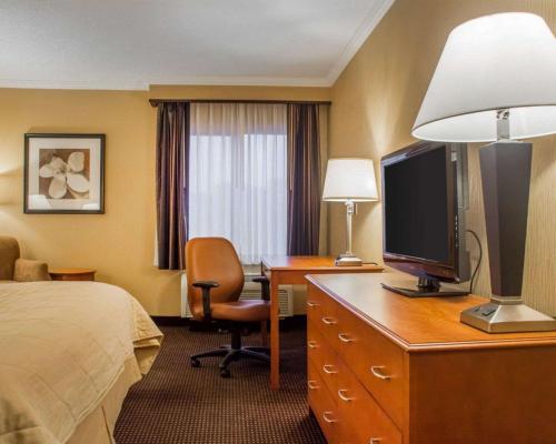 Clarion Hotel & Suites Riverfront