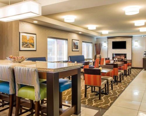 ห้องอาหาร, คอมฟอร์ต สวีท โคลัมบัส เวสต์ - ฮิลเลียร์ด (Comfort Suites Columbus West- Hilliard) in สวีทวอเตอร์
