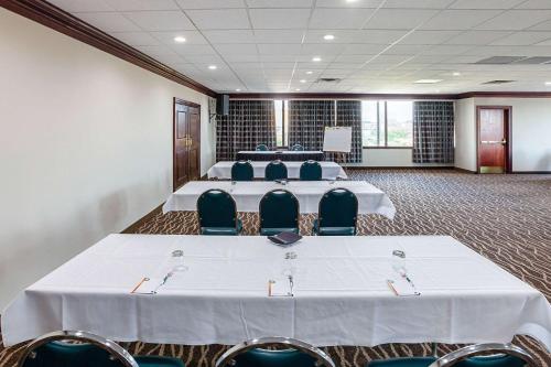 Quality Inn & Suites Cincinnati Downtown - image 2