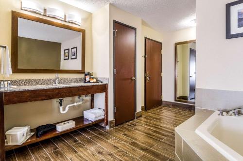 Comfort Inn Norwalk - Sandusky - image 5