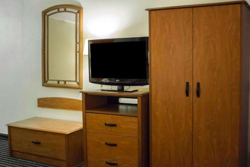 Econo Lodge Wickliffe - Cleveland East - image 6