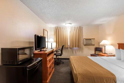 Econo Lodge Inn & Suites