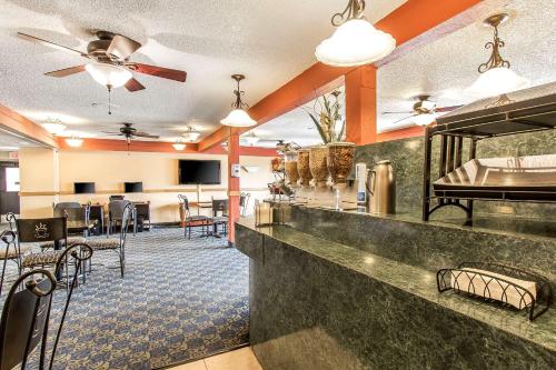 Econo Lodge Inn & Suites