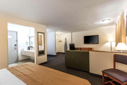 Econo Lodge Inn & Suites