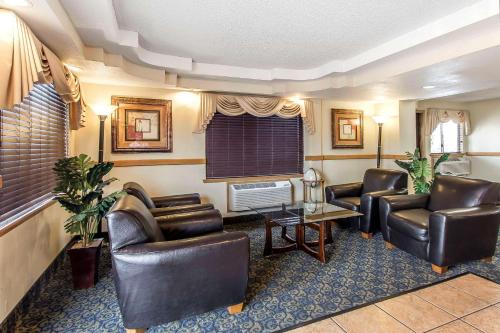 Econo Lodge Inn & Suites