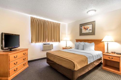 Econo Lodge Inn & Suites