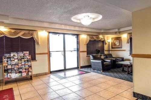 Econo Lodge Inn & Suites