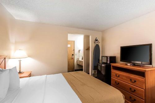 Econo Lodge Inn & Suites