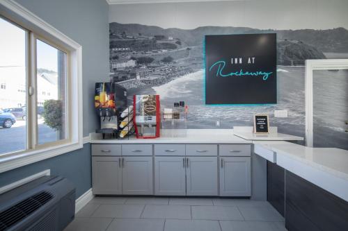 Lobby, Inn At Rockaway in Pacifica