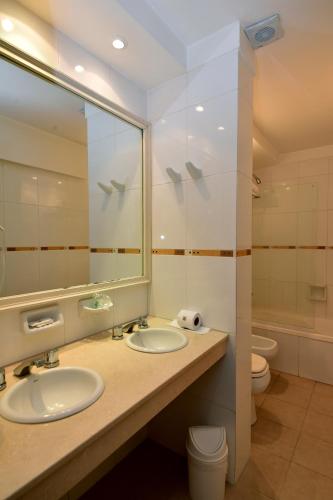 3 twin beds