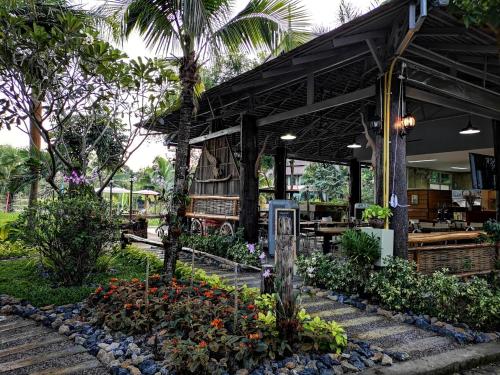 مطعم, منتجع رويال تراين جاردن (Royal Train Garden Resort) in هانج دونج