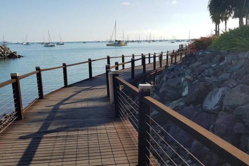 DAYDREAMING Airlie Beach, Water views & only 200m to boardwalk.