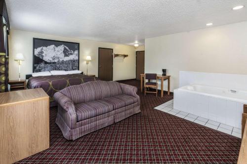 Super 8 by Wyndham Fountain - image 11