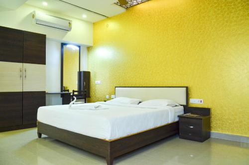 1 queen bed, 3 sofa beds