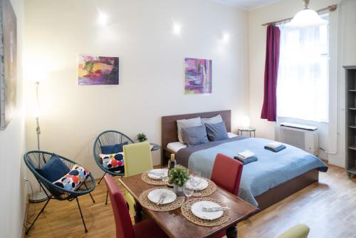 

Colorful Trees Apartment