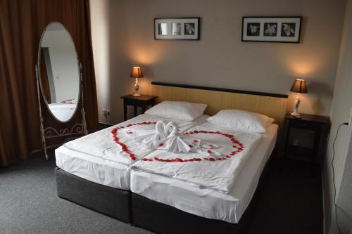 1 queen bed, 2 sofa beds