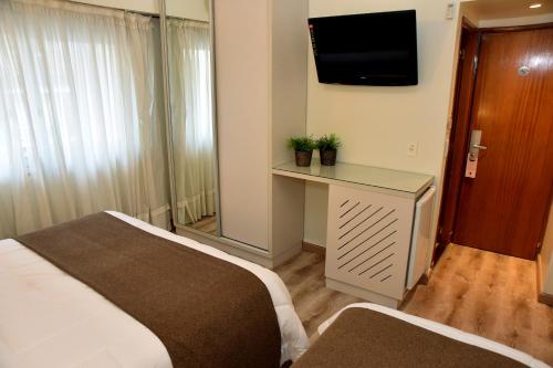 1 double bed, 1 twin bed