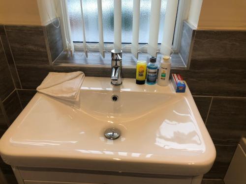 Bathroom, The Upper Room Apartment in Wollaton