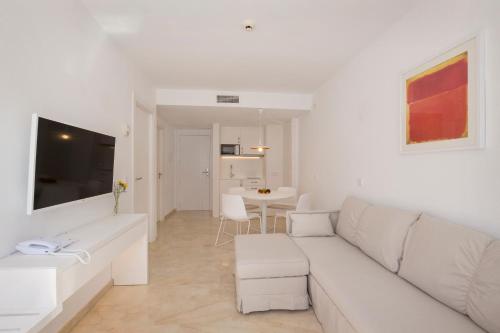 Canyamel Sunrise Apartments Apartamentos Canyamel Park is perfectly located for both business and leisure guests in Canyamel. The property offers a wide range of amenities and perks to ensure you have a great time. Wi-Fi in publ