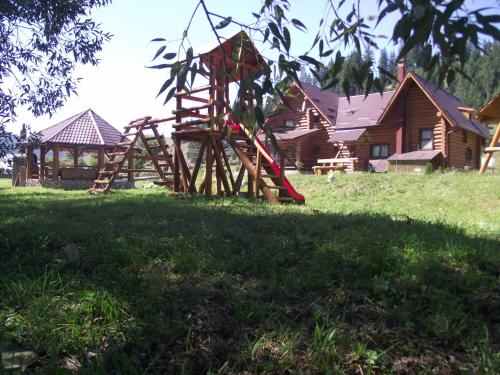 Spēļu laukums, Cabana Piatra Runcului in Vatra Moldovitei