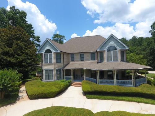 Pleasanton Courtyard Bed and Breakfast in Fayetteville, USA