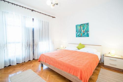 Apartment Maria-350m from beach