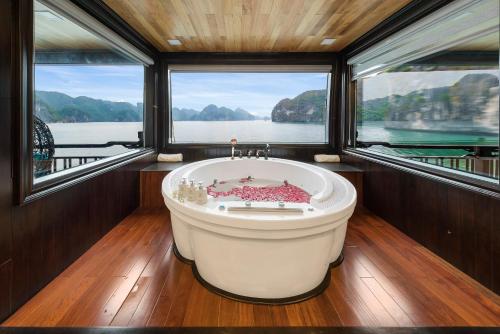 Facilities, La Regina Legend Cruise in Tuan Chau Island