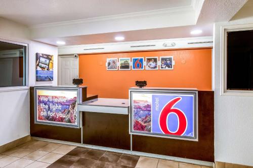 Lobby, Motel 6-Euless, TX - DFW West in Euless
