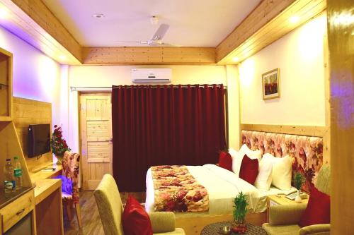 Deluxe Double Room with Balcony image 1