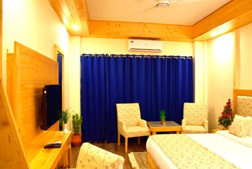 Deluxe Double Room with Balcony image 2